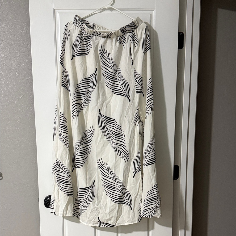 Elegant Black and White Leaf Print Skirt